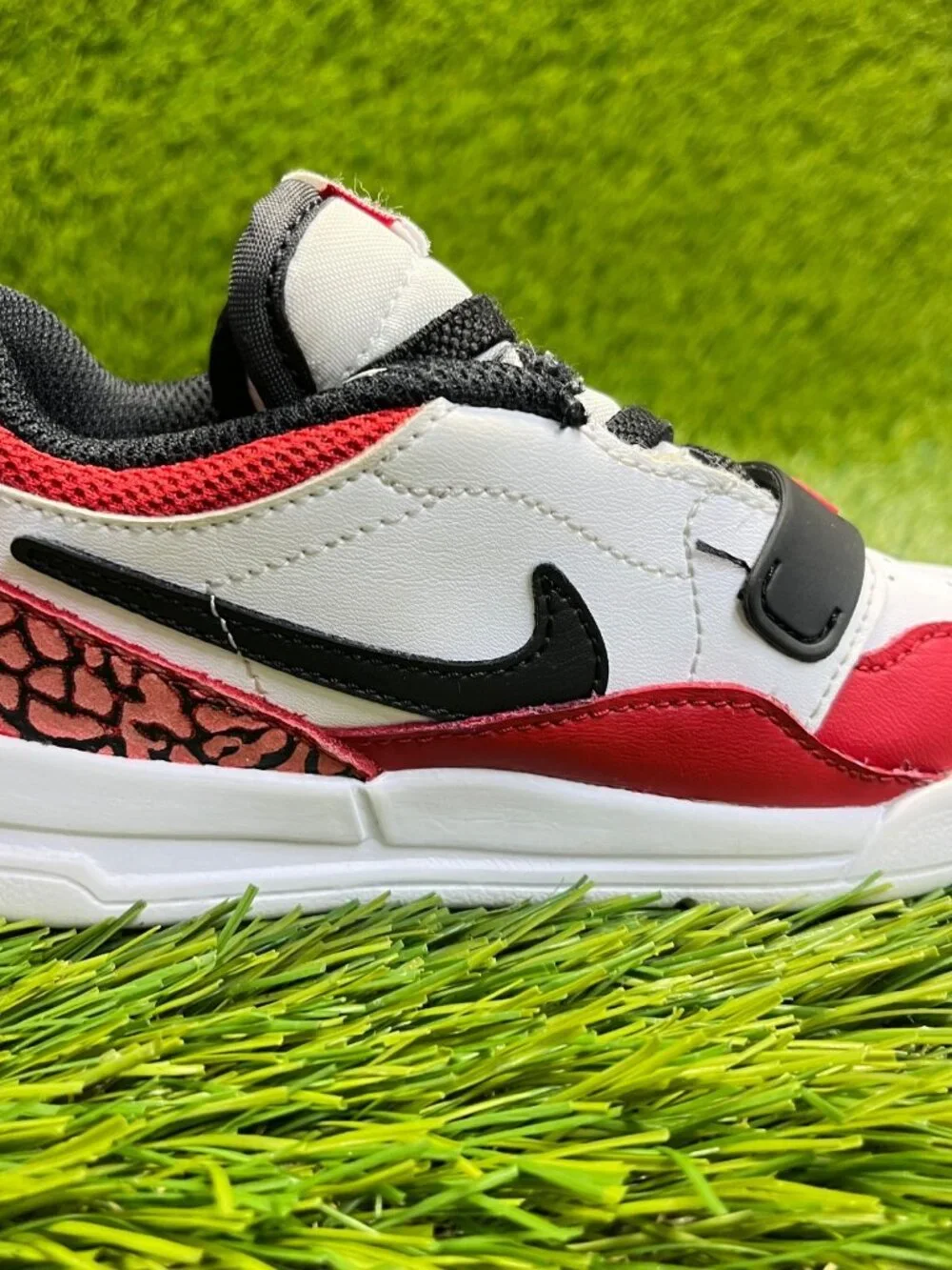Nike Air Jordan Legacy 312 Low Boys Size 9C White Red Basketball Shoes Sneakers
